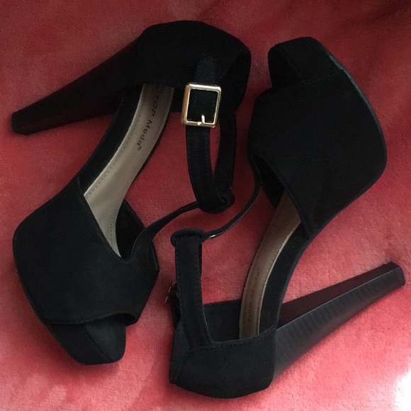 High heels used 4 times☺️ (Black)-(Gold). - Picture 3 of 4